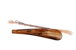 Schuhlöffel Schmuckanzieher aus braunem Holz mit Ring 60cm lang